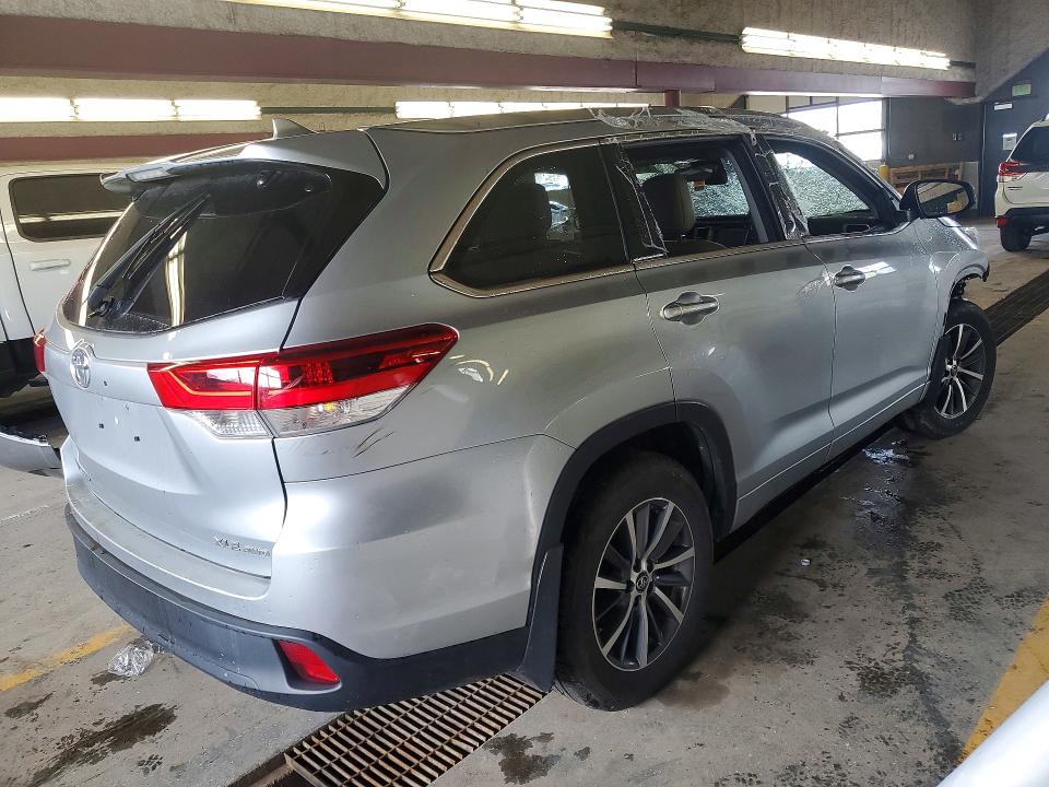 52448506 :رقم المزاد ، 5TDJZRFH3HS389835 vin ، 2017 Toyota Highlander مزاد بيع