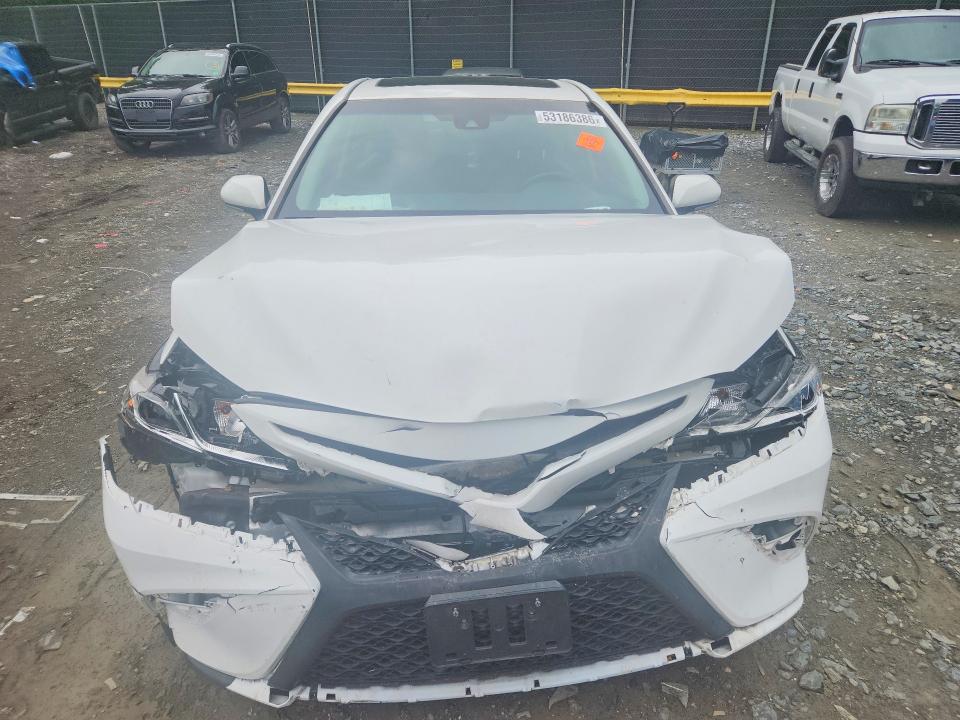 53186386 :رقم المزاد ، 4T1B11HK6JU645064 vin ، 2018 Toyota Camry مزاد بيع