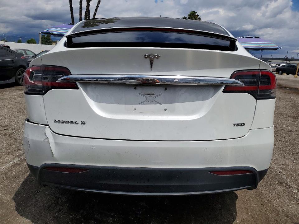 52450816 :رقم المزاد ، 5YJXCBE26JF137362 vin ، 2018 Tesla Model X مزاد بيع