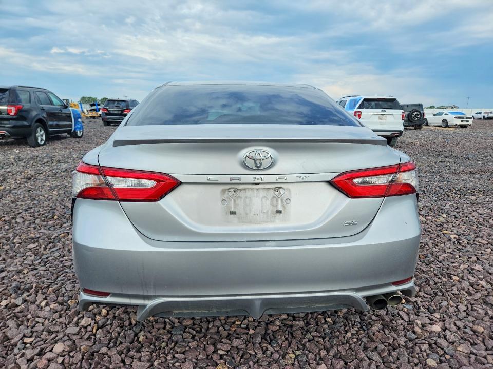 53819016 :رقم المزاد ، 4T1B11HK1JU088886 vin ، 2018 Toyota Camry مزاد بيع