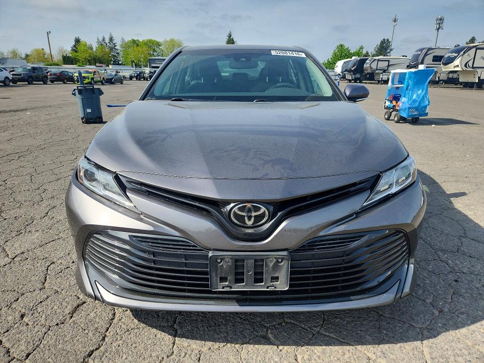 52081416 :رقم المزاد ، 4T1B11HK4JU107477 vin ، 2018 Toyota Camry مزاد بيع