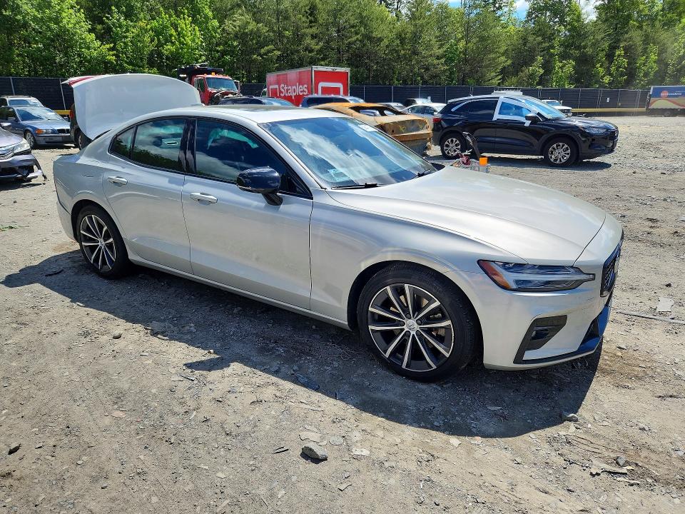 53841776 :رقم المزاد ، 7JR102TZ2MG107821 vin ، 2021 Volvo S60 مزاد بيع