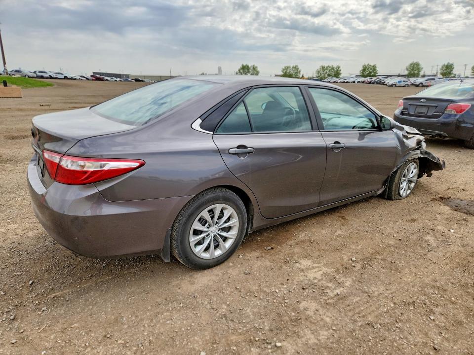 55243426 :رقم المزاد ، 4T1BF1FK3FU058476 vin ، 2015 Toyota Camry مزاد بيع