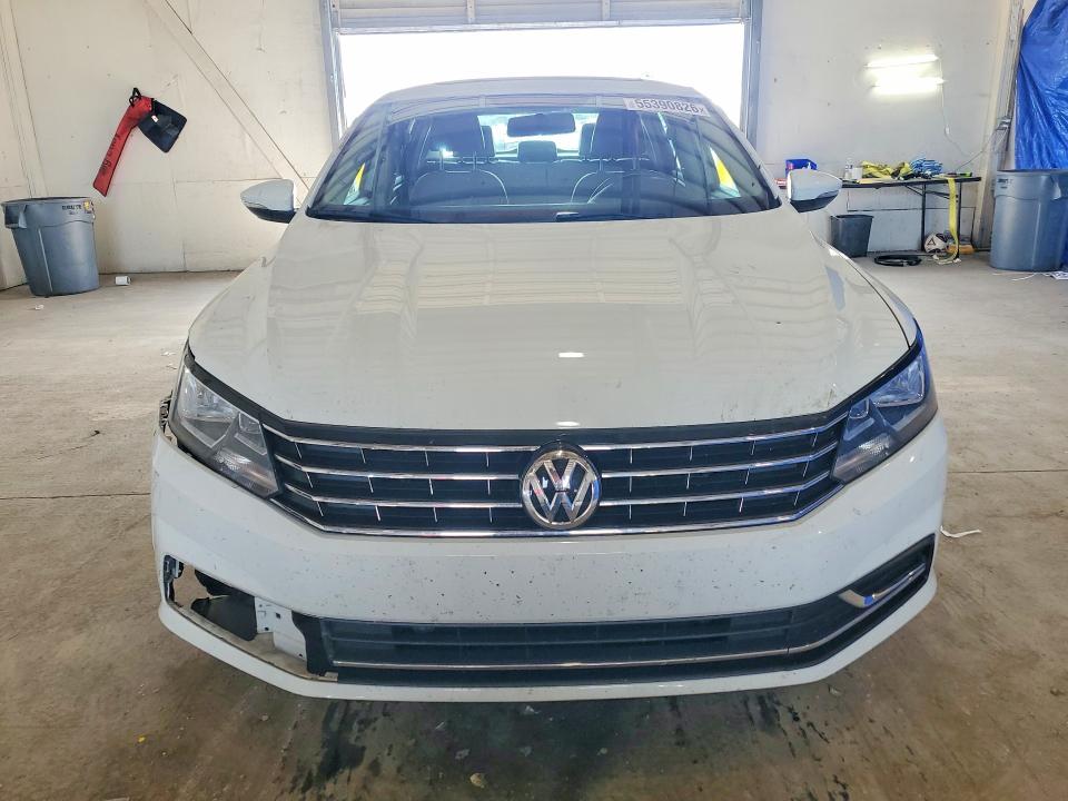 55390826 :رقم المزاد ، 1VWBT7A30HC012075 vin ، 2017 Volkswagen Passat مزاد بيع