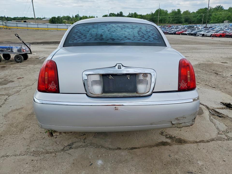 2001 Lincoln Town Car მანქანა იყიდება აუქციონზე, vin: 1LNHM83W11Y723702, აუქციონის ნომერი: 51761476