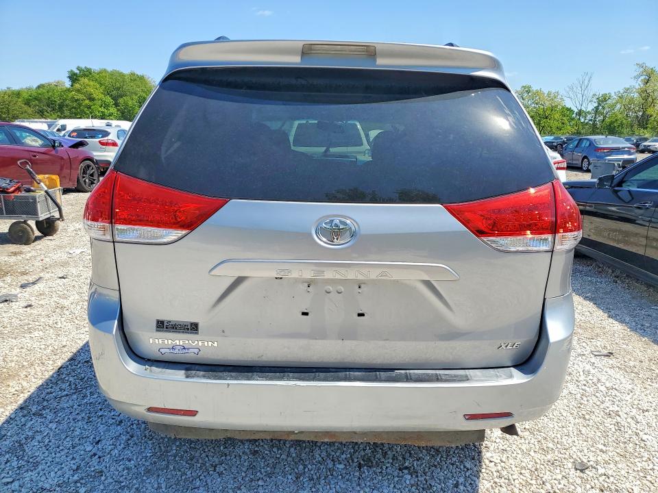 51244106 :رقم المزاد ، 5TDYK3DCXBS104773 vin ، 2011 Toyota Sienna مزاد بيع