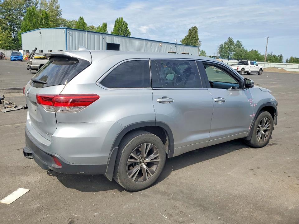 2018 Toyota Highlander მანქანა იყიდება აუქციონზე, vin: 5TDBZRFH3JS865513, აუქციონის ნომერი: 51778696