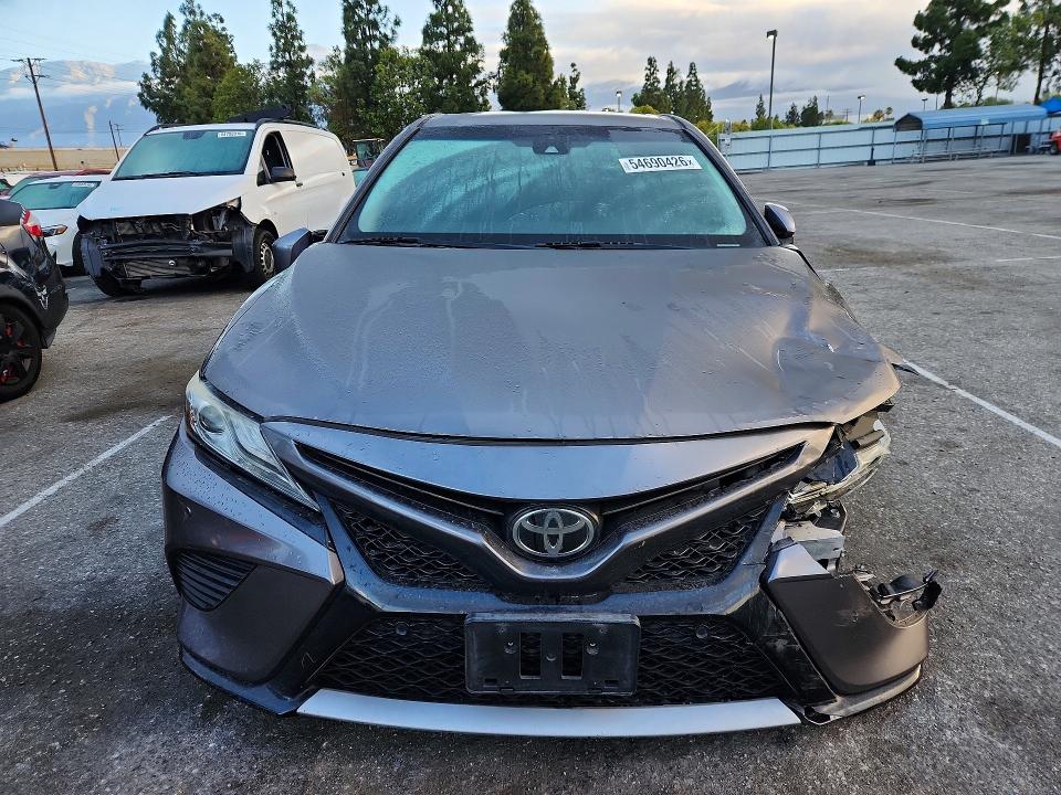 54690426 :رقم المزاد ، 4T1B61HK6JU105862 vin ، 2018 Toyota Camry مزاد بيع