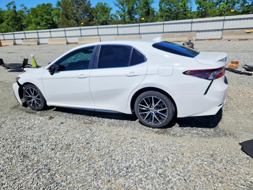 53197856 :رقم المزاد ، 4T1G11AKXMU545974 vin ، 2021 Toyota Camry مزاد بيع