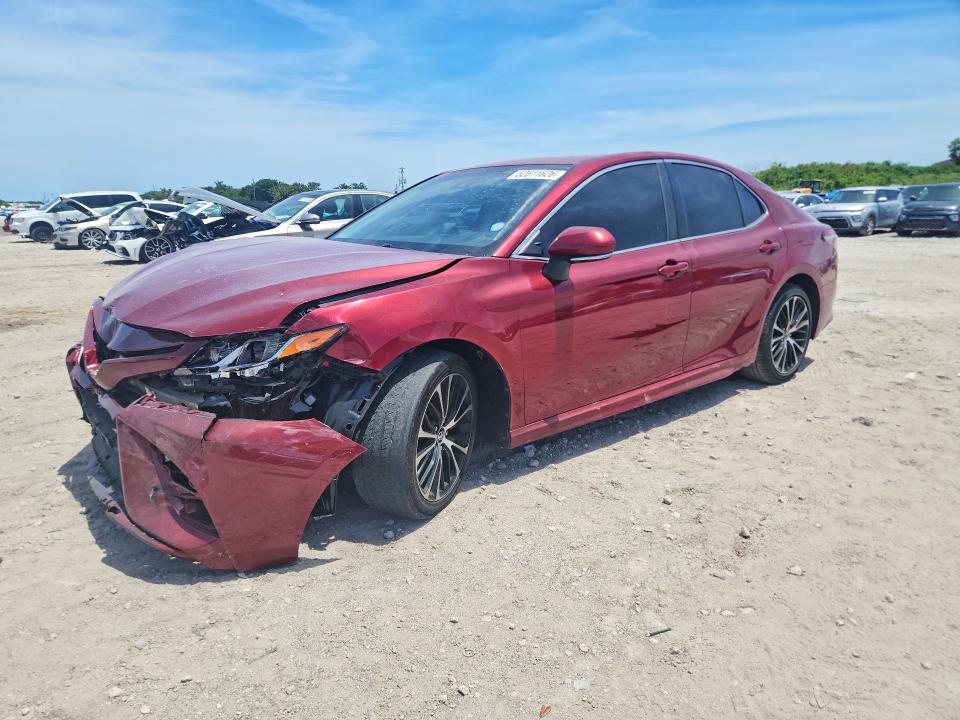 52611626 :رقم المزاد ، 4T1B11HK0JU553660 vin ، 2018 Toyota Camry مزاد بيع