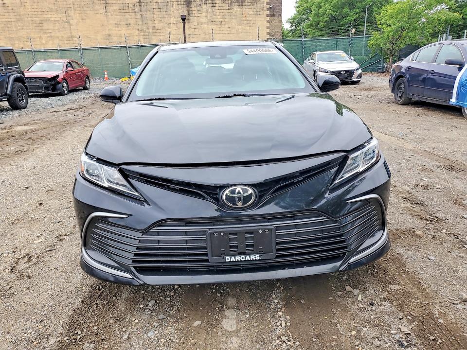 54490566 :رقم المزاد ، 4T1C11AK3MU482697 vin ، 2021 Toyota Camry مزاد بيع