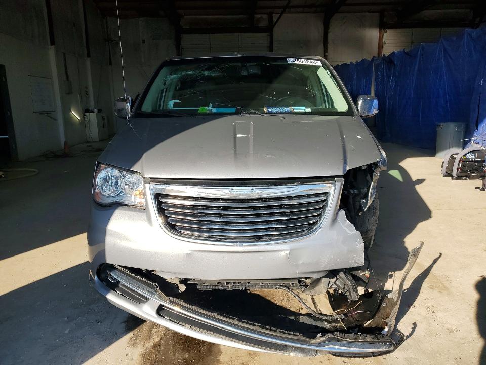 52684546 :رقم المزاد ، 2C4RC1CG5FR656190 vin ، 2015 Chrysler Town & Country مزاد بيع