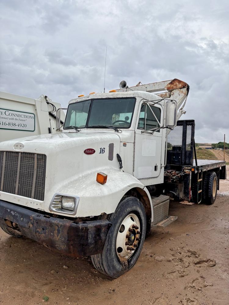 50257936 :رقم المزاد ، 2NPNHZ7X31M555012 vin ، 2001 Peterbilt 330 مزاد بيع