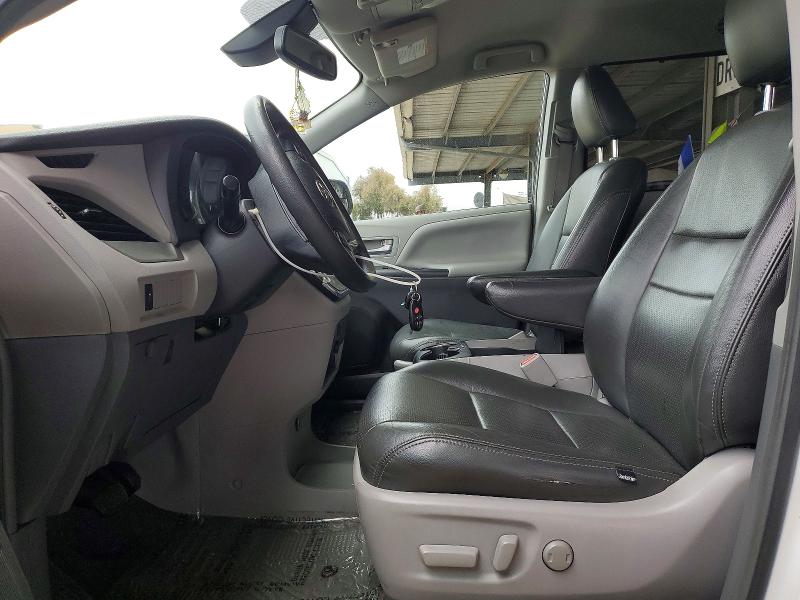 52721196 :رقم المزاد ، 5TDKZ3DC7JS927497 vin ، 2018 Toyota Sienna مزاد بيع