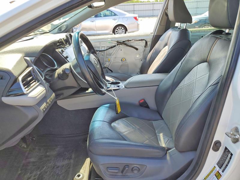 2018 Toyota Camry Hybrid მანქანა იყიდება აუქციონზე, vin: 4T1B21HK9JU005136, აუქციონის ნომერი: 54789396