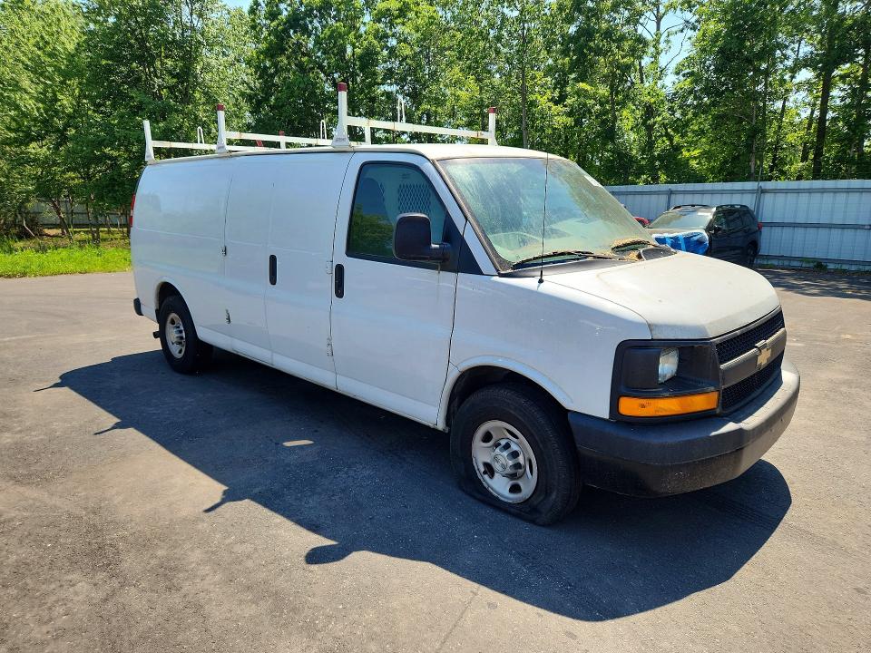 53214376 :رقم المزاد ، 1GCWGBFF8H1117358 vin ، 2017 Chevrolet Express G2500 مزاد بيع