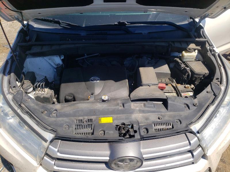 52883056 :رقم المزاد ، 5TDBZRFHXJS818303 vin ، 2018 Toyota Highlander مزاد بيع