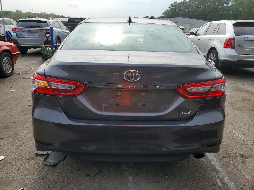 51647336 :رقم المزاد ، 4T1B11HK8JU086603 vin ، 2018 Toyota Camry مزاد بيع