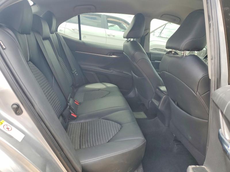 53934016 :رقم المزاد ، 4T1B11HK5JU107570 vin ، 2018 Toyota Camry مزاد بيع