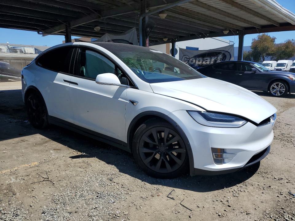 53062906 :رقم المزاد ، 5YJXCBE20LF260951 vin ، 2020 Tesla Model X مزاد بيع