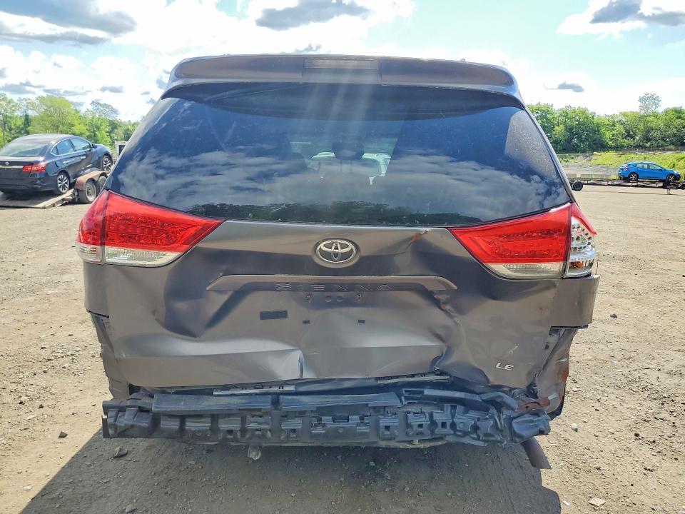 55271296 :رقم المزاد ، 5TDKK3DC9BS024290 vin ، 2011 Toyota Sienna مزاد بيع