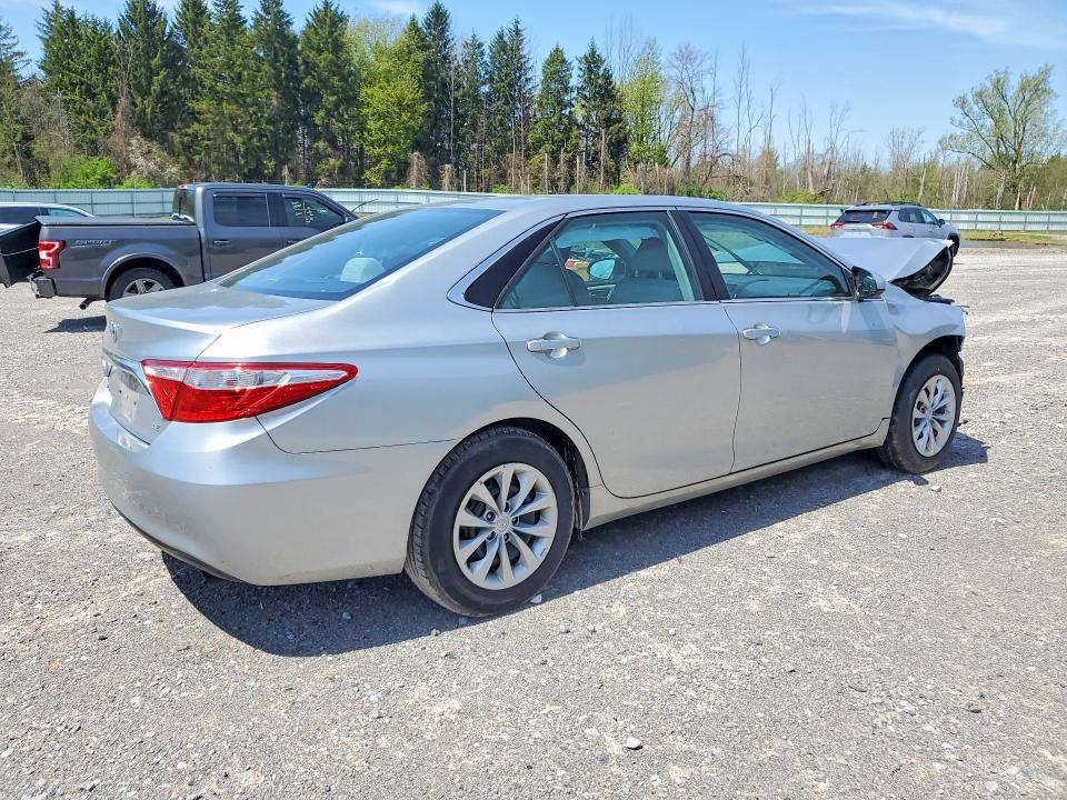 52207556 :رقم المزاد ، 4T4BF1FK3FR493519 vin ، 2015 Toyota Camry مزاد بيع