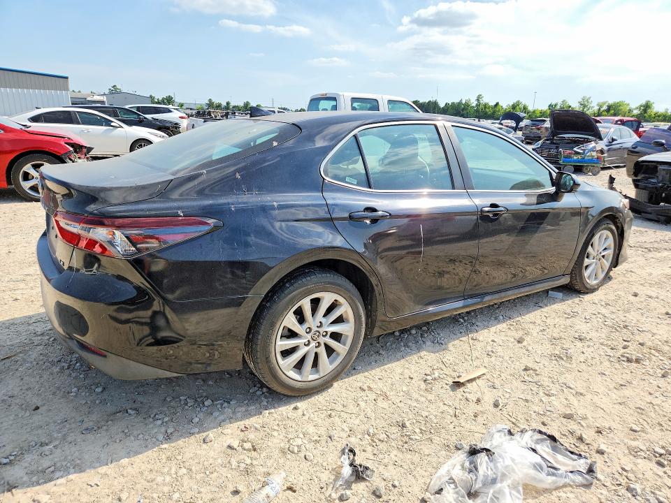 53576736 :رقم المزاد ، 4T1C11AK5NU010440 vin ، 2022 Toyota Camry مزاد بيع