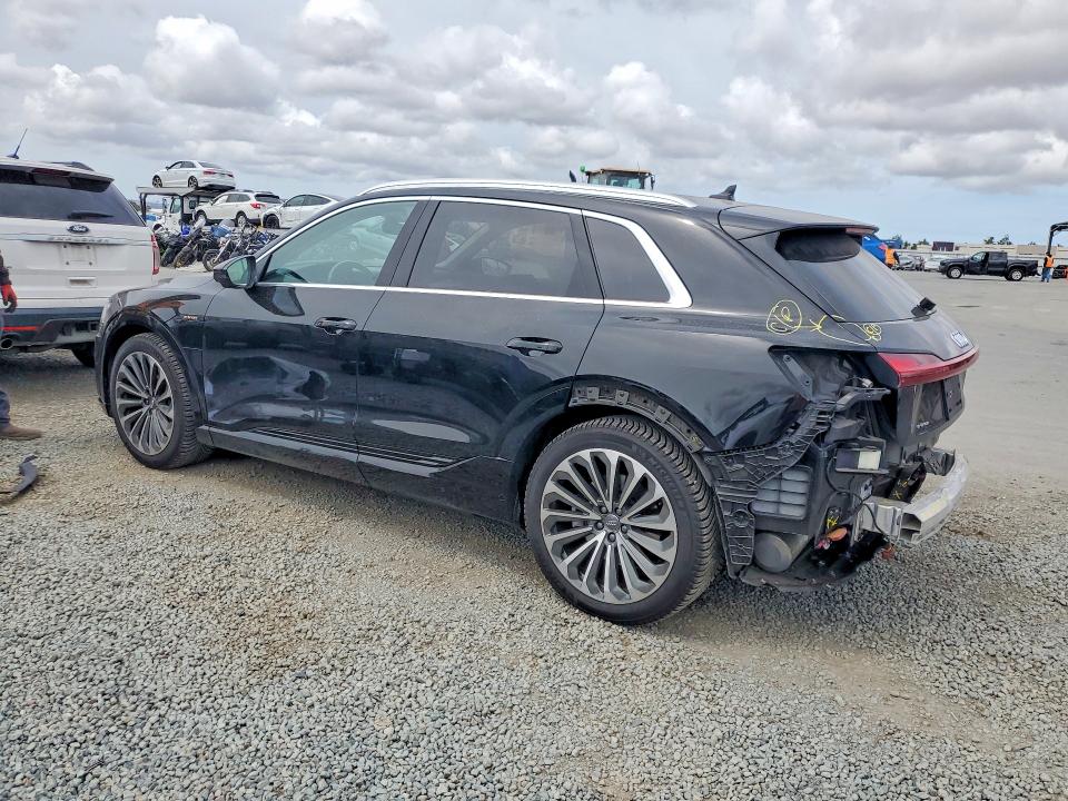 Продажа на аукционе авто 2019 Audi E-tron, vin: WA1VABGE2KB008490, номер лота: 52086556