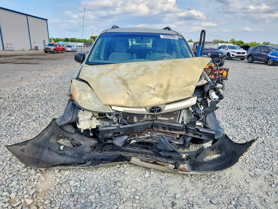 52692056 :رقم المزاد ، 5TDKK4CC0AS289086 vin ، 2010 Toyota Sienna مزاد بيع