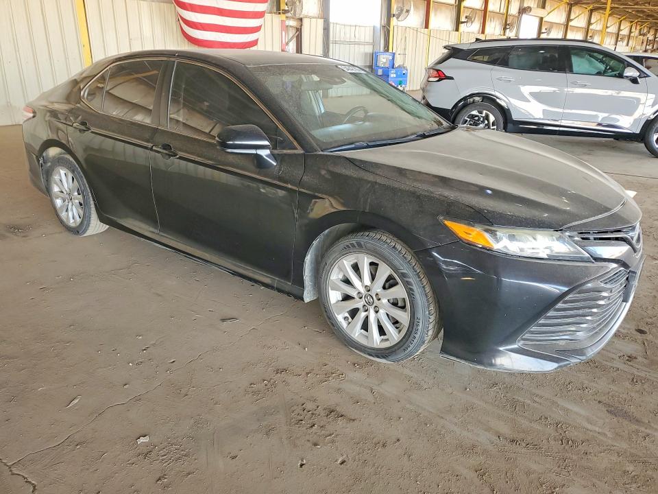 54642126 :رقم المزاد ، 4T1B11HK2JU645224 vin ، 2018 Toyota Camry مزاد بيع