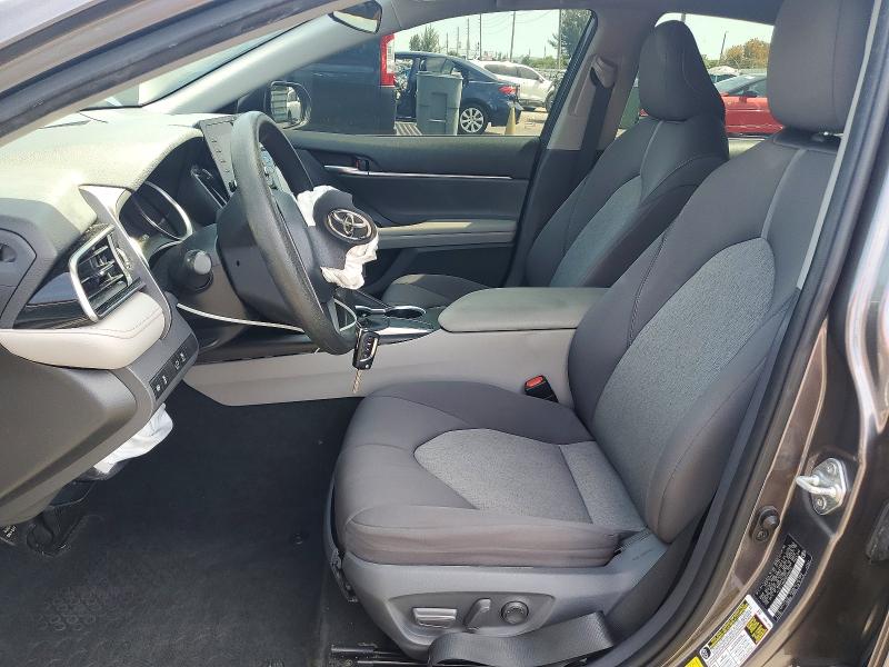 52733896 :رقم المزاد ، 4T1C11AK6MU490678 vin ، 2021 Toyota Camry مزاد بيع