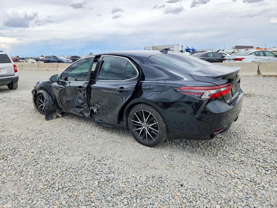 52614486 :رقم المزاد ، 4T1G11AK1NU018133 vin ، 2022 Toyota Camry مزاد بيع
