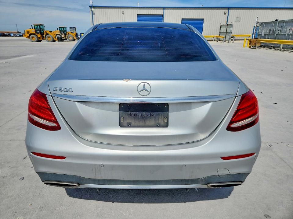 52462026 :رقم المزاد ، WDDZF4JB4HA042440 vin ، 2017 Mercedes-benz E مزاد بيع