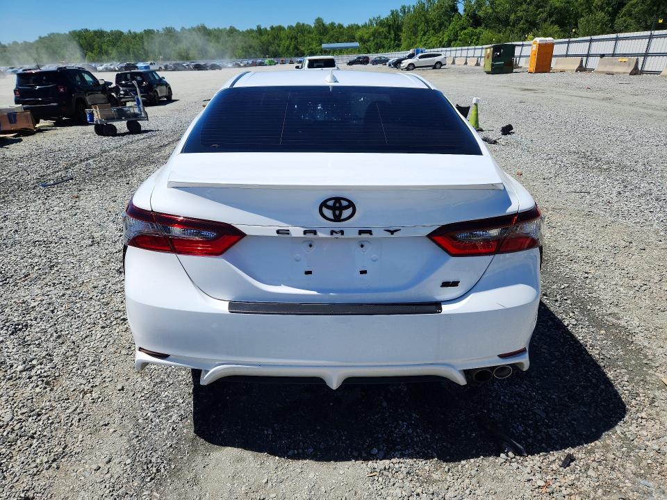 53197856 :رقم المزاد ، 4T1G11AKXMU545974 vin ، 2021 Toyota Camry مزاد بيع