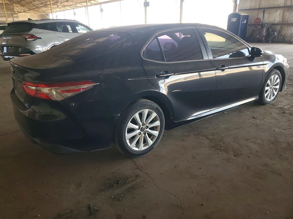 54642126 :رقم المزاد ، 4T1B11HK2JU645224 vin ، 2018 Toyota Camry مزاد بيع