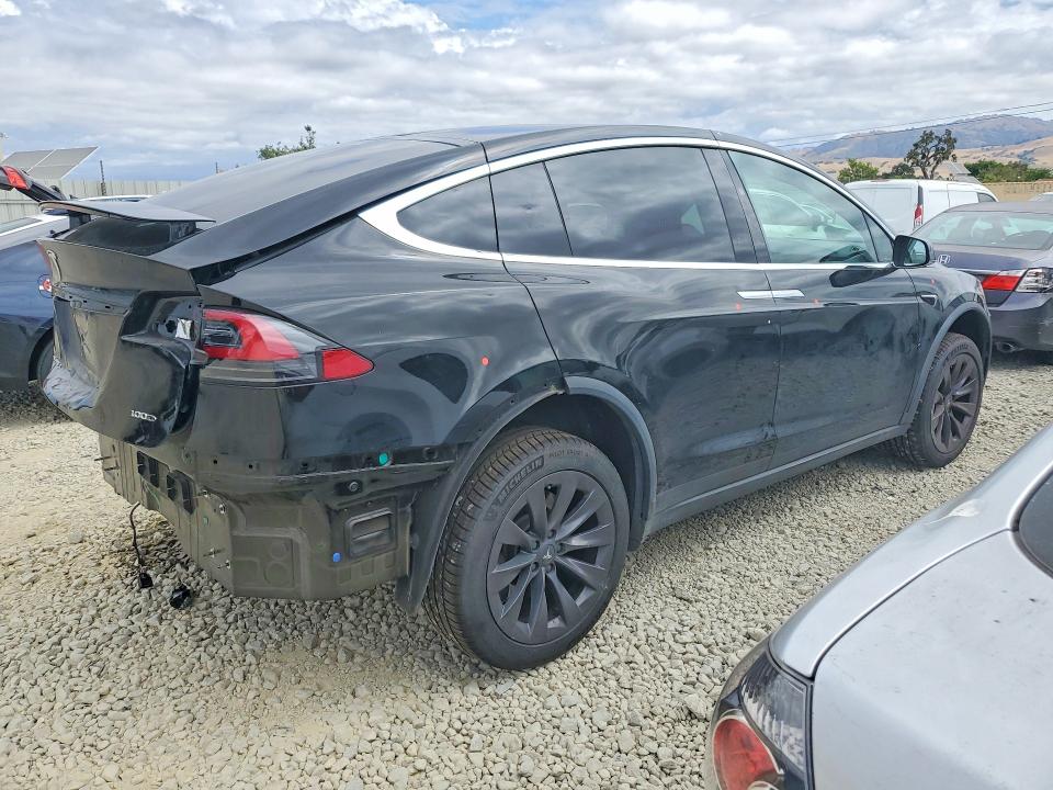 55186246 :رقم المزاد ، 5YJXCDE27JF138418 vin ، 2018 Tesla Model X مزاد بيع