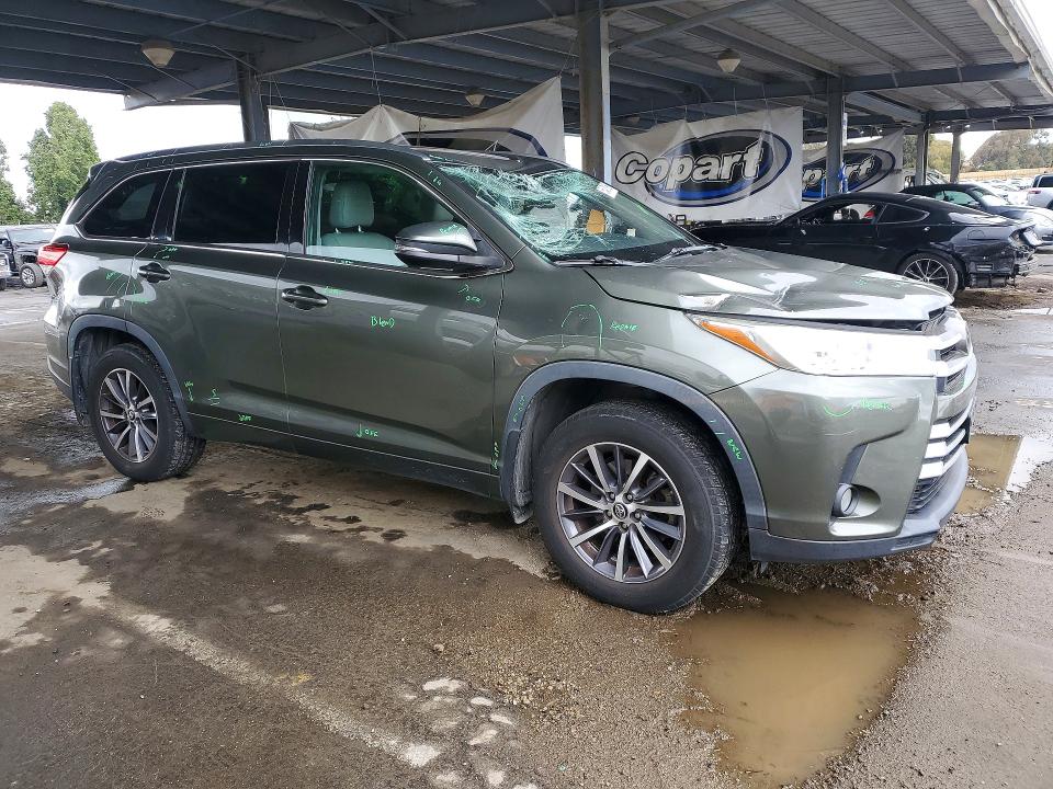 55408196 :رقم المزاد ، 5TDJZRFH8JS822765 vin ، 2018 Toyota Highlander مزاد بيع