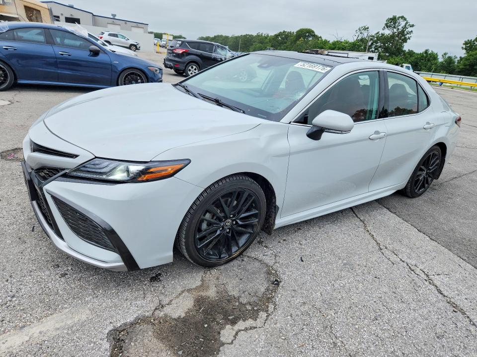 2022 Toyota Camry მანქანა იყიდება აუქციონზე, vin: 4T1K61BK4NU051721, აუქციონის ნომერი: 52169176
