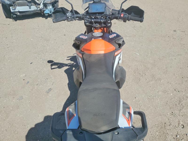 53390976 :رقم المزاد ، VBKTR6408MM805659 vin ، 2021 Ktm 890 مزاد بيع