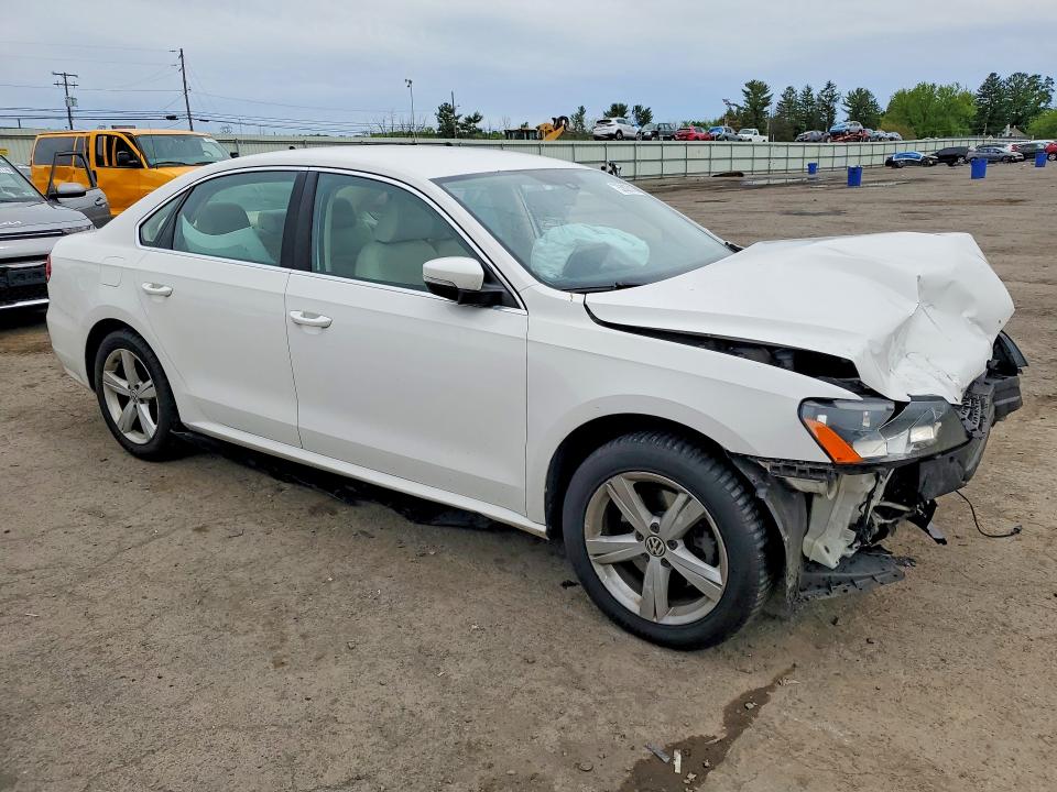 53026136 :رقم المزاد ، 1VWBP7A30DC063591 vin ، 2013 Volkswagen Passat مزاد بيع