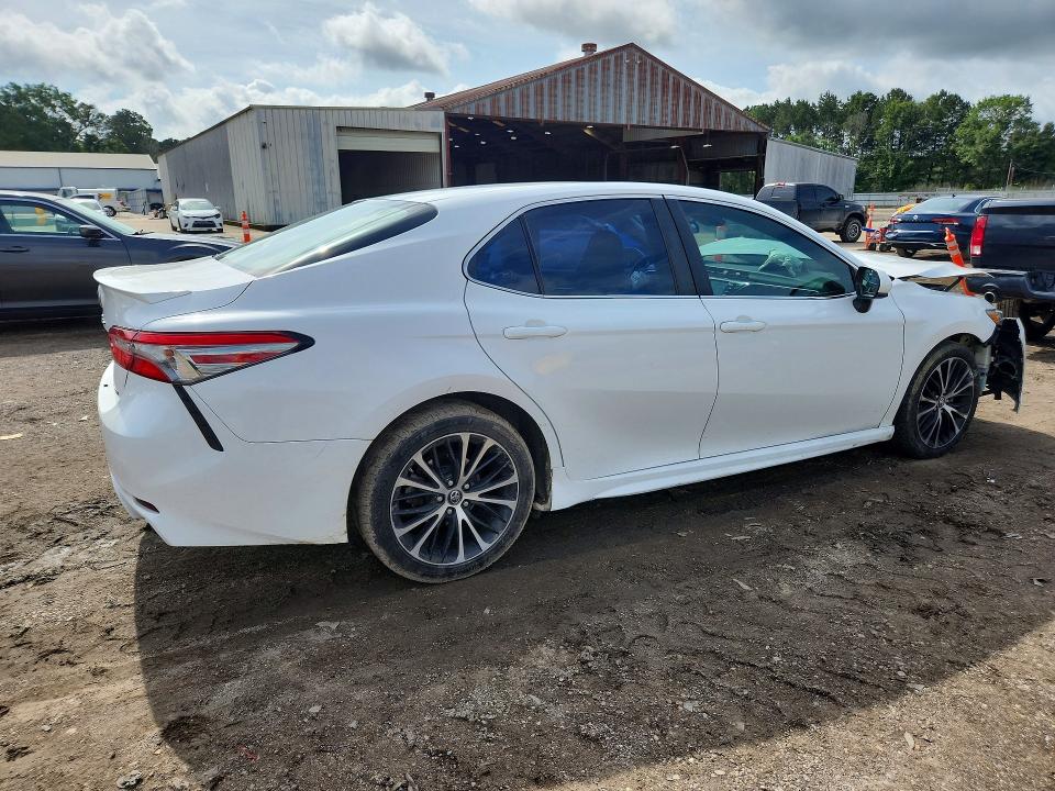 54776926 :رقم المزاد ، 4T1B11HK8JU057604 vin ، 2018 Toyota Camry مزاد بيع