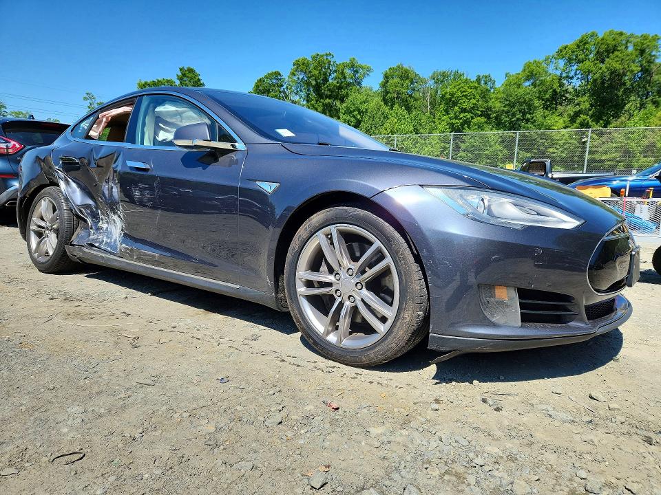 2015 Tesla Model S მანქანა იყიდება აუქციონზე, vin: 5YJSA1S24FF094873, აუქციონის ნომერი: 52649626