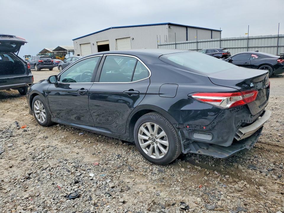 51300686 :رقم المزاد ، 4T1B11HK0JU602811 vin ، 2018 Toyota Camry مزاد بيع