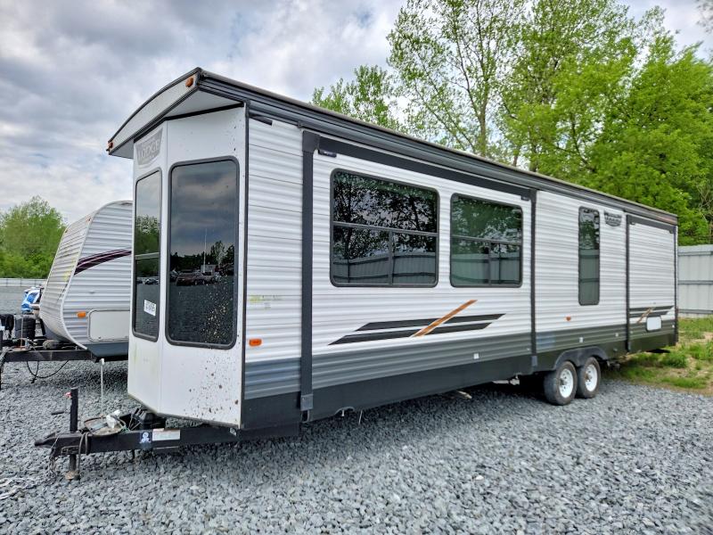 50794596 :رقم المزاد ، 4X4TWDM27MM060106 vin ، 2021 Wildwood Recreational Vehicle (rv) مزاد بيع