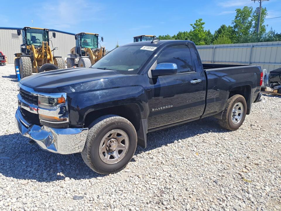 52700596 :رقم المزاد ، 1GCNKNEC6HZ324285 vin ، 2017 Chevrolet 1500 Silve مزاد بيع