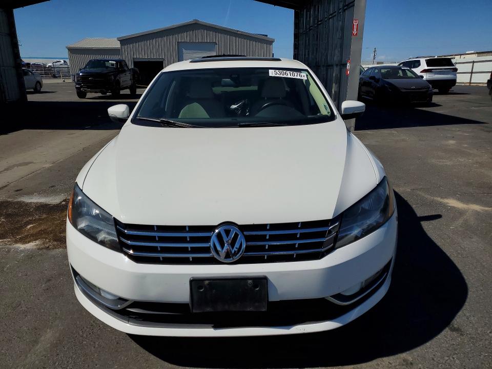 53061076 :رقم المزاد ، 1VWCN7A39EC075430 vin ، 2014 Volkswagen Passat مزاد بيع