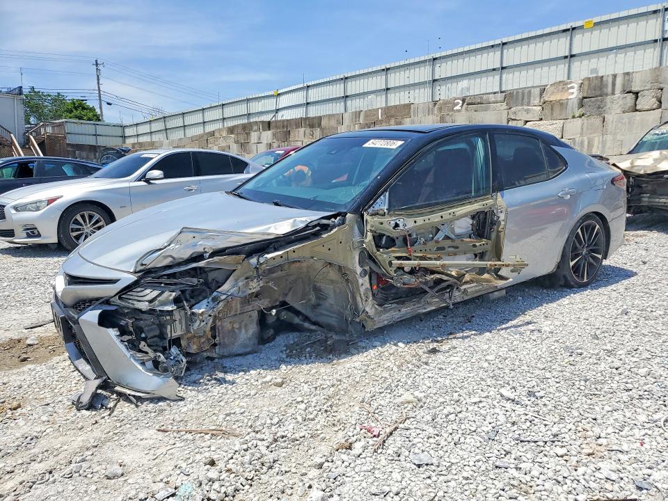 54272806 :رقم المزاد ، 4T1BZ1HK5JU015528 vin ، 2018 Toyota Camry مزاد بيع