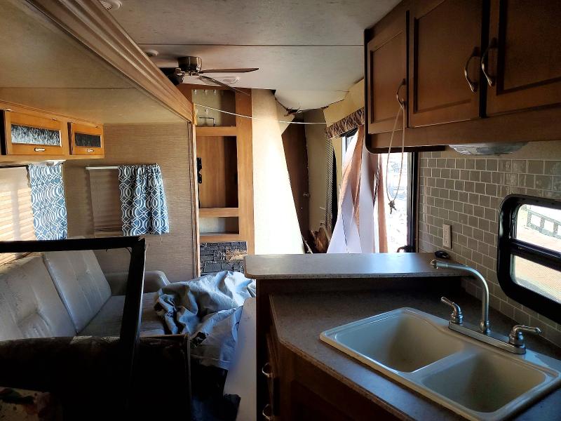 48347326 :رقم المزاد ، 5ZT2CA5B3FT007496 vin ، 2015 Foresriver Catalina مزاد بيع