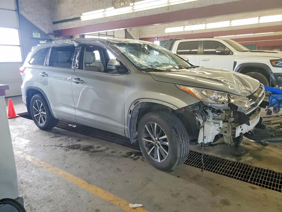52448506 :رقم المزاد ، 5TDJZRFH3HS389835 vin ، 2017 Toyota Highlander مزاد بيع