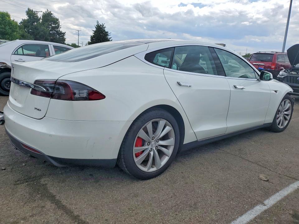 52258526 :رقم المزاد ، 5YJSA1S29FF085814 vin ، 2015 Tesla Model S مزاد بيع